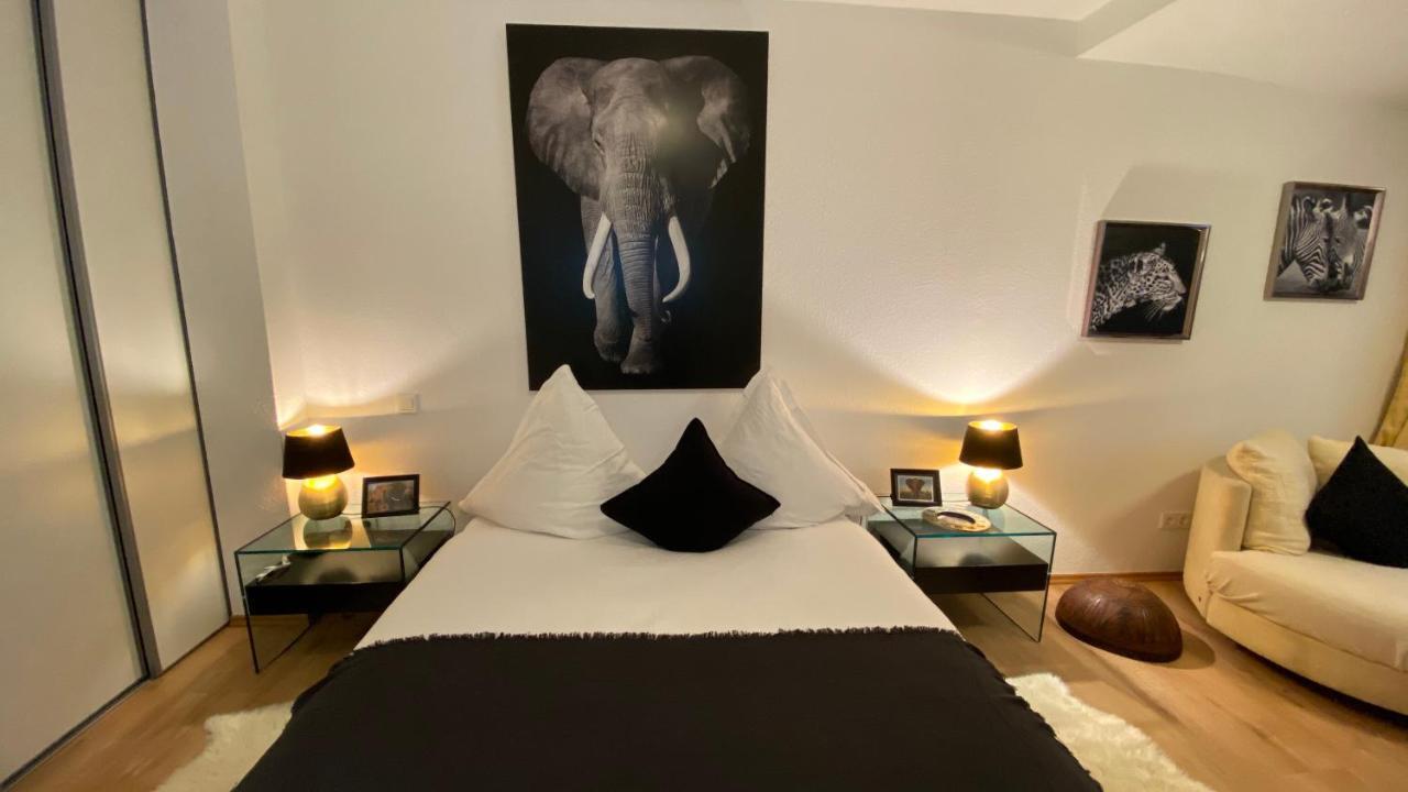 900m To Exhibition *